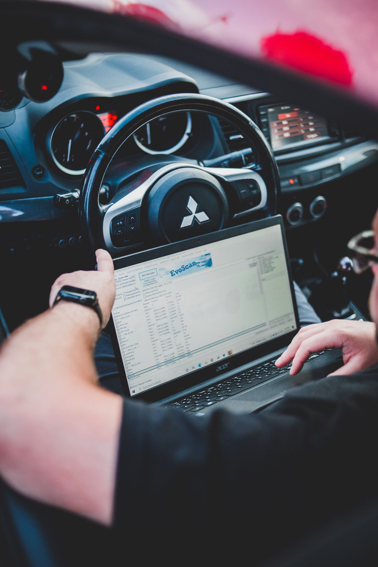 Laptop utilizat pe scaunul șoferului pentru verificări auto